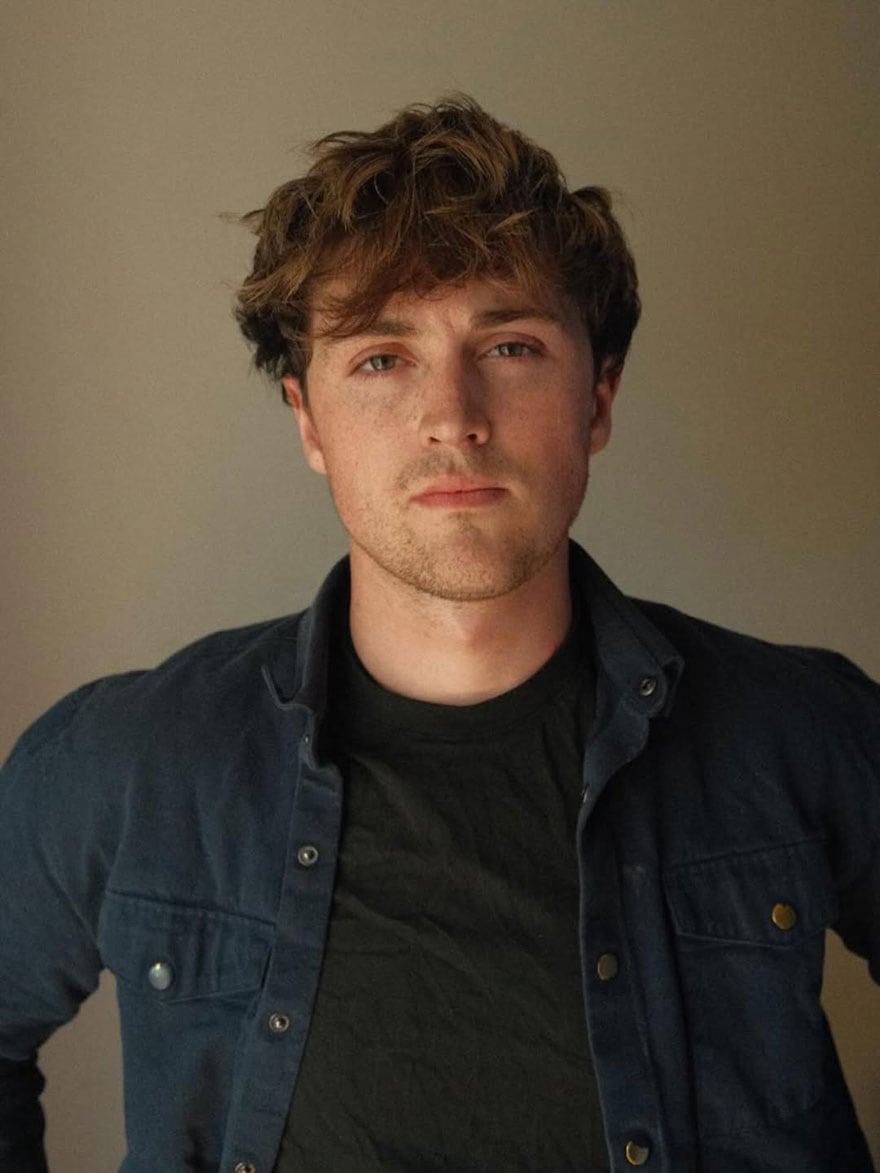 El actor Rhys Mannion lidera el elenco al interpretar a John Lennon, aportando una mirada fresca y matices inéditos al retrato de los primeros años de los Beatles en Alemania