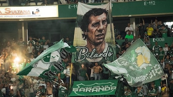 Así fue el homenaje de la hinchada del Deportivo Cali a Carlos Bilardo y otras leyendas de la institución