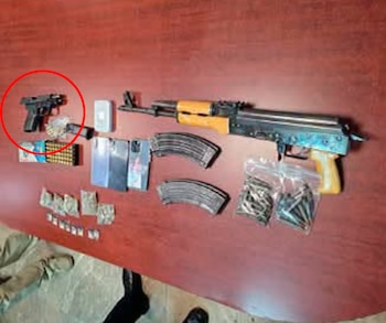 El arma corta asegurada a los detenidos es la misma con la que asesinaron a "El Piturris". Crédito: FGJES