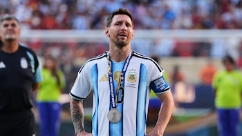 Claudio Bravo, exportero del FC Barcelona: “Me encontré a Messi absolutamente solo en el banquillo”