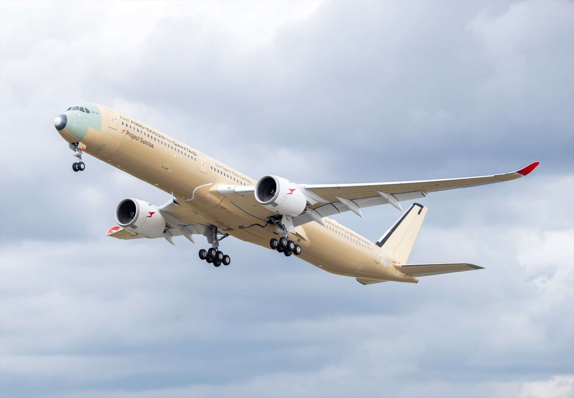 El avión que ha roto todos los récords al realizar el vuelo más largo sin escalas y guarda relación con España: más de 3,6 millones de personas lo vieron en directo
