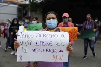 Colectivos feministas realizaron un plantón en Tegucigalpa para exigir avances en las investigaciones de femicidios en Honduras durante 2026. fotografía de archivo. EFE/Gustavo Amador