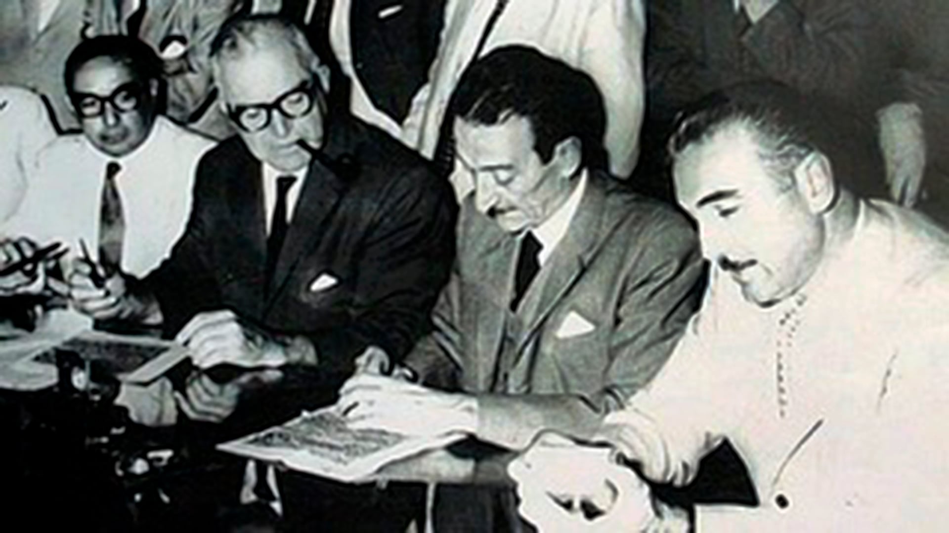 Los gobernadores Sylvestre Begnis (con pipa y anteojos) y Uranga (a su lado): ellos impulsaron la monumental obra