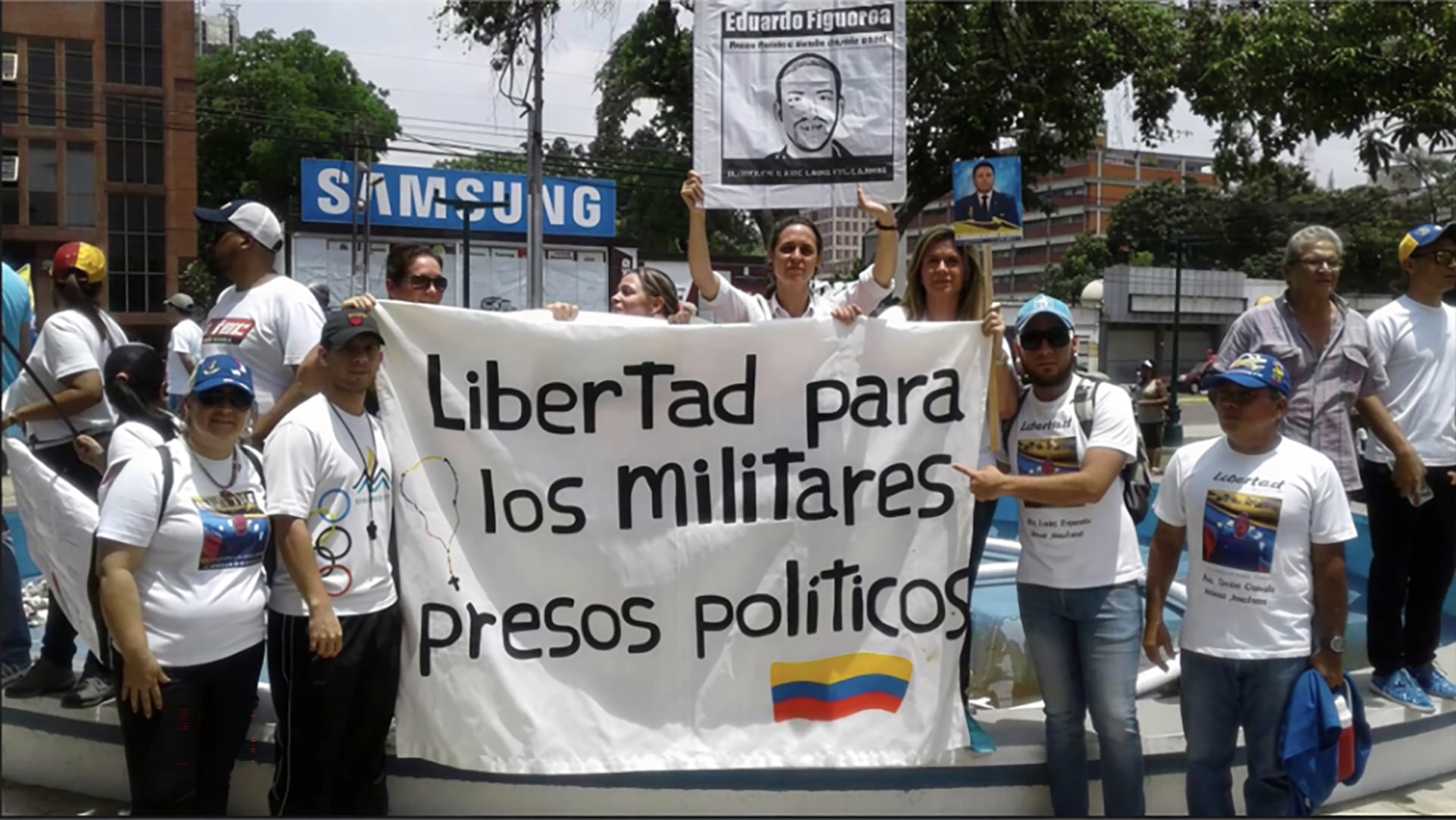 En Venezuela, un grupo de manifestantes exige la liberación de presos políticos, entre ellos Eduardo Figueroa, David Lang y Eric B. & Rakim, durante una concentración pacífica.