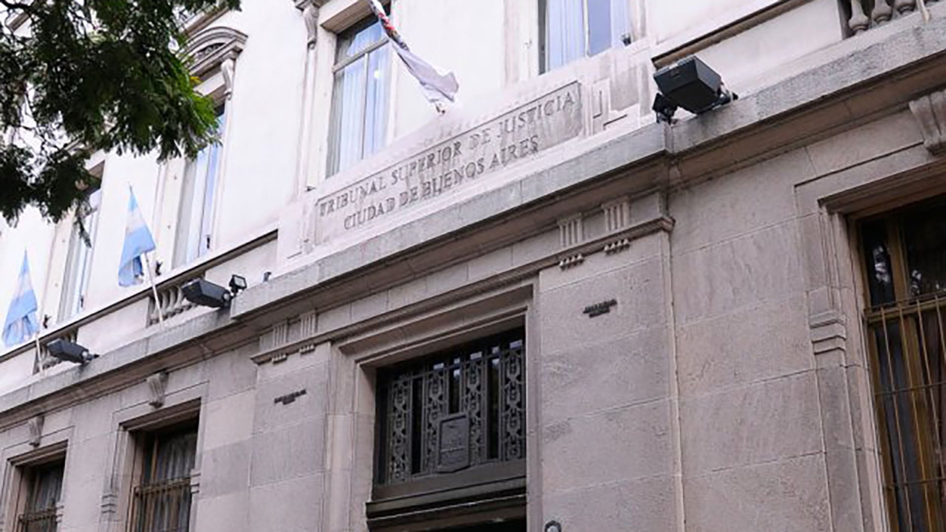 El fallo fue firmado por los jueces del Tribunal Superior de Justicia porteño Inés M. Weinberg, Alicia E. C. Ruiz y Luis Francisco Lozano, quienes coincidieron en que la sucesión de Samuel Liberman debía continuar en la Argentina