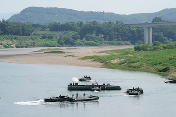 Soldados del ejército de Estados Unidos realizan ejercicios de entrenamiento, el martes 18 de agosto de 2026, en un río en Yeoncheon, Corea del Sur (AP/Ahn Young-joon)