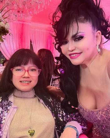 Teresa Espinoza al lado de