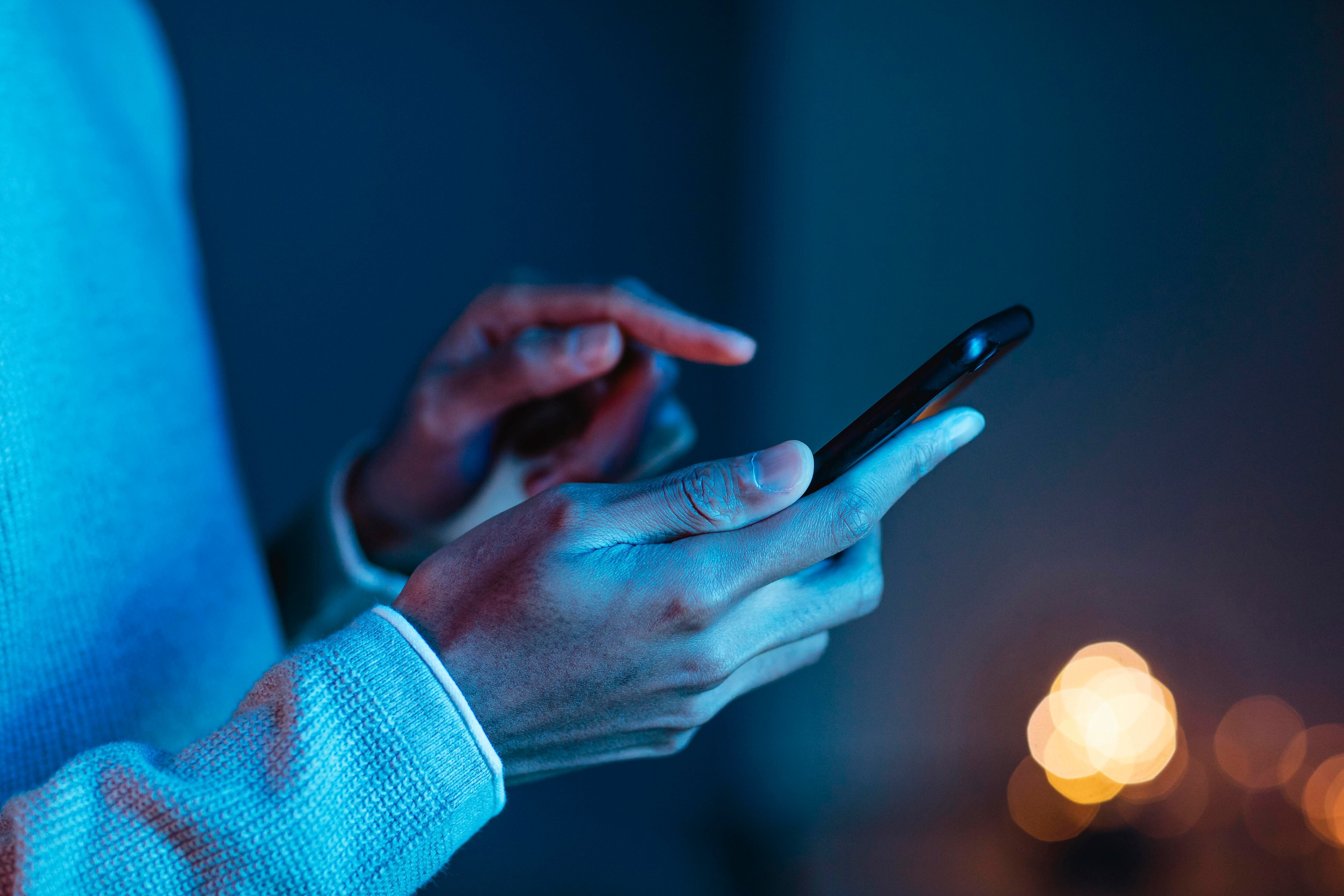 Un hombre usando su teléfono móvil (Freepik)