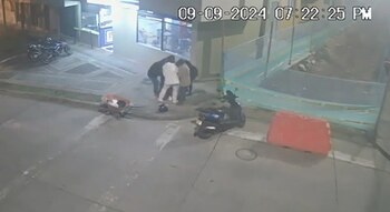 Ciudadanos que iban caminando por