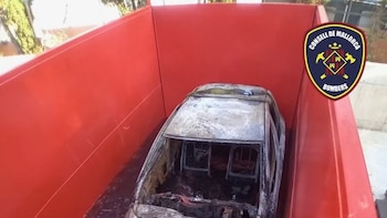 Bomberos introducen en un depósito de agua un vehículo incendiado en Betlem para evitar que el fuego se reavive