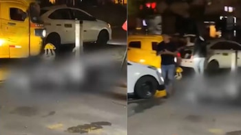 Dos tomas nocturnas de una calle con vehículos estacionados y un área difuminada en la vía pública cerca de personas