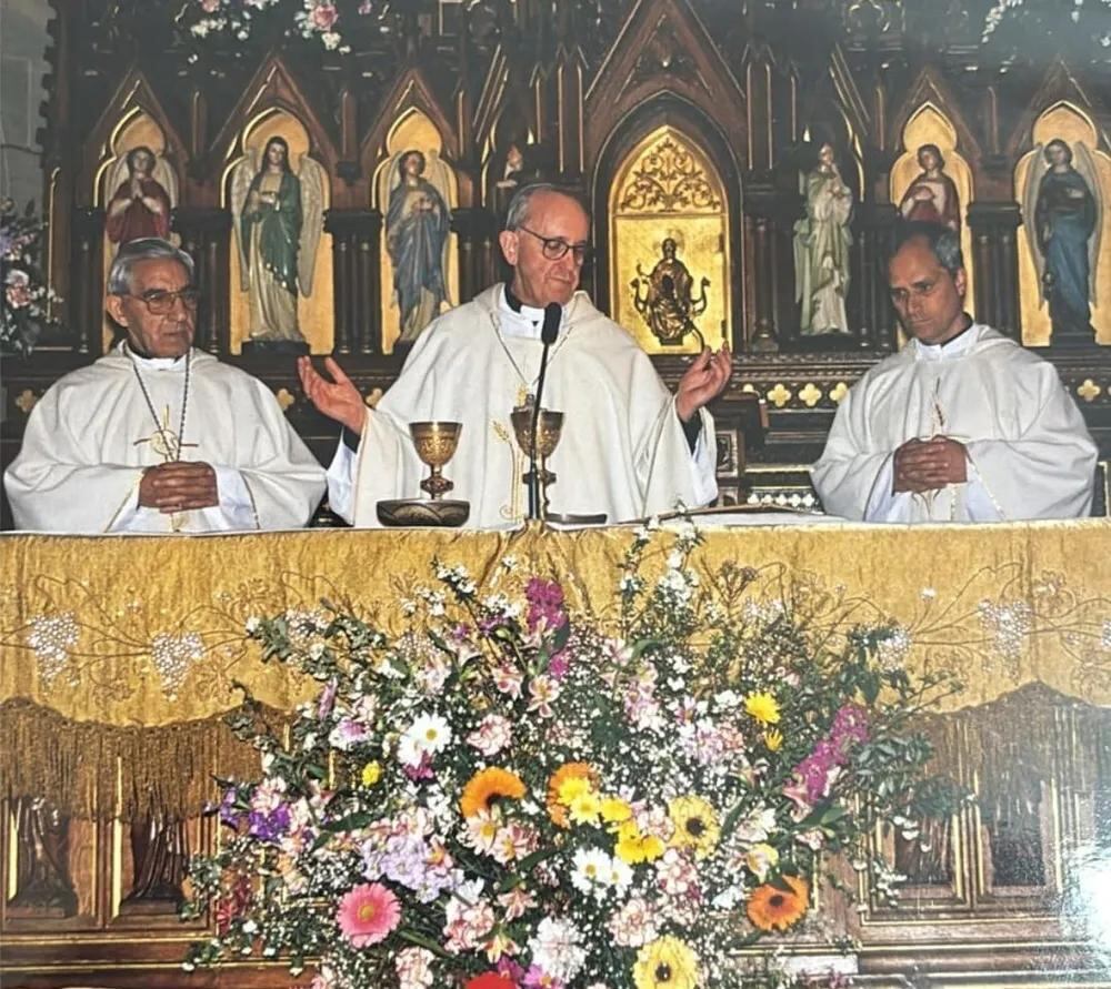 Misa en la Iglesia de San Agustín junto al Papa Francisco: esta es la foto que los legisladores le obsequiaron al Papa León XIV