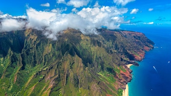 Se destacan los acantilados de