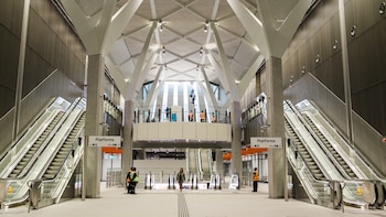El vestíbulo subterráneo de Town Hall, en Melbourne, combina columnas inspiradas en troncos de árboles con una cubierta abovedada de tono cobrizo (Wikimedia Commons)