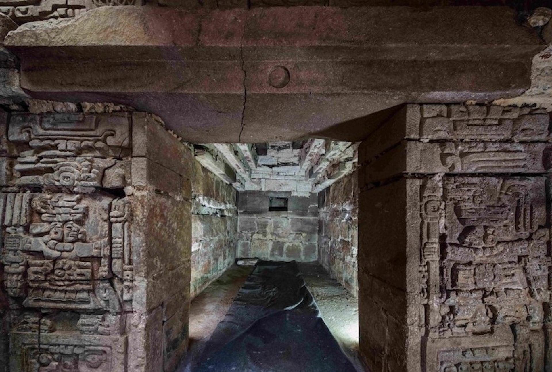 Elementos simbólicos como la figura del búho y los guardianes refuerzan la espiritualidad y cosmovisión zapoteca en la Tumba 10. INAH