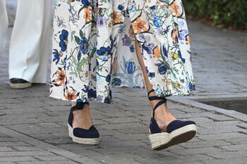 Detalle de los zapatos de la reina Letizia. (José Oliva / Europa Press)