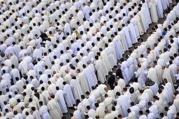 Miembros del clero asisten a