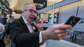 Wall Street cotiza en baja mientras el petróleo sube por el estancamiento en las negociaciones de Estados Unidos con Irán