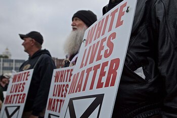 Grupos de supremacistas blancos fueron