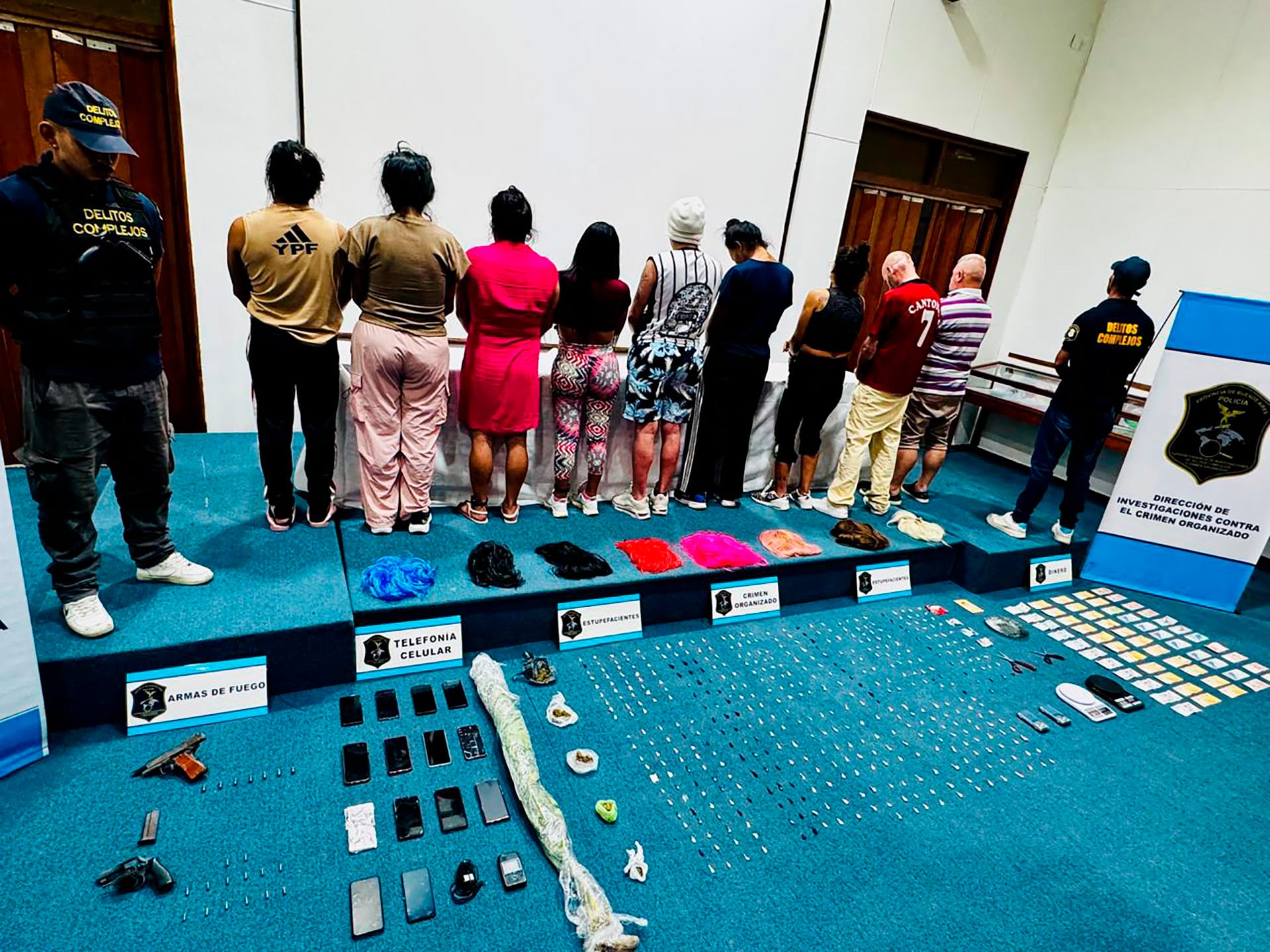 Droga, dinero, armas y otros elementos incautados junto a los sospechosos aprehendidos