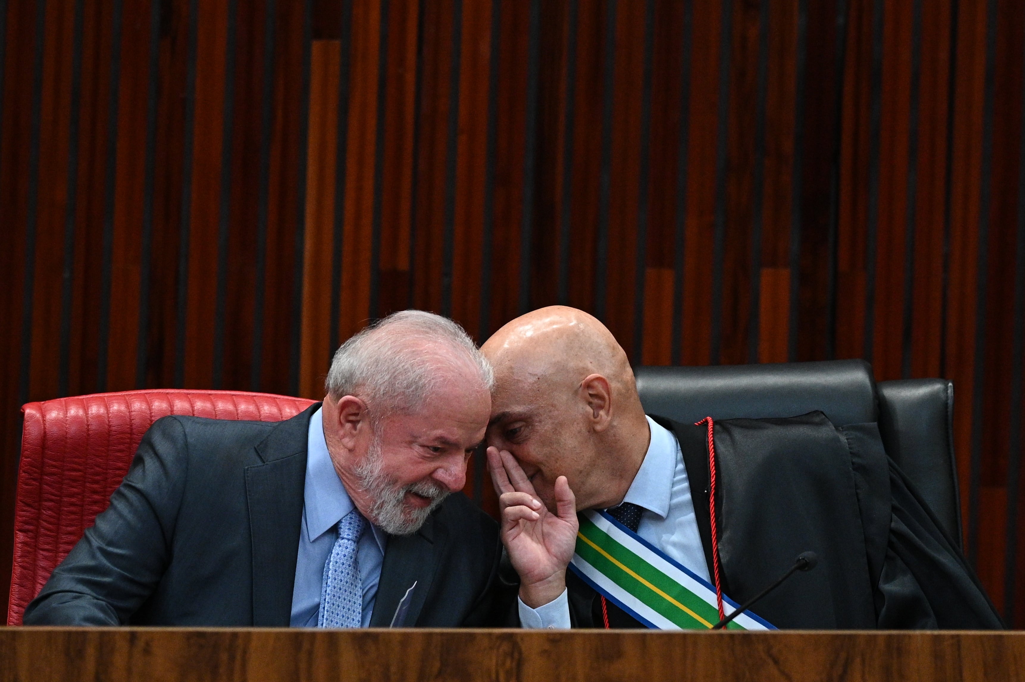 El presidente de Brasil, Luiz Inácio Lula da Silva, y el magistrado Alexandre de Moraes (d), en una fotografía de archivo (EFE/ Andre Borges)