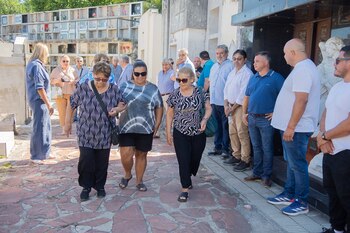 Las Maradona, en el cementerio,