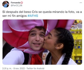 Usuarios reaccionan al beso que