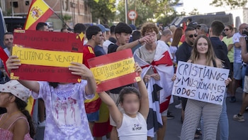 Ceuta protesta por la gestión migratoria en una manifestación “pacífica” con claveles como ofrenda de paz tras días de violencia