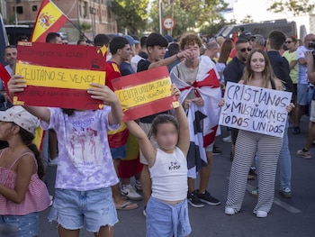 Varias personas durante otra manifestación este jueves en Ceuta (Marcos Moreno/Europa Press)