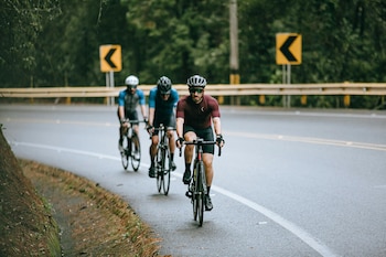 Cientos de ciclistas aficionados salen