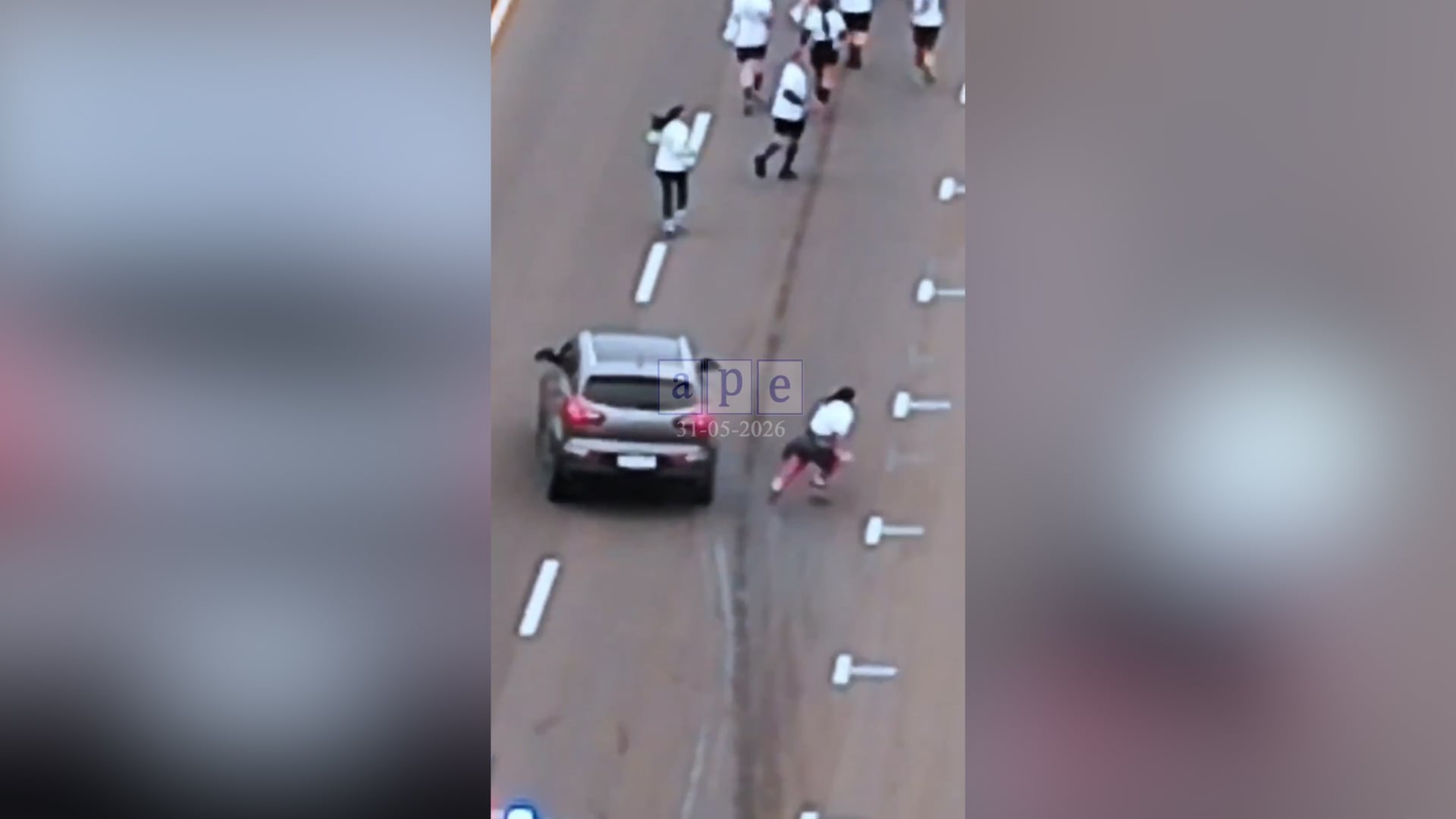 Imágenes captadas por un dron muestran cómo los corredores se lanzaban hacia los costados de la calzada para evitar ser arrollados (Captura)