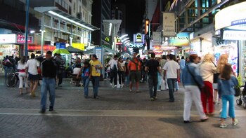 Le robaron el celular a