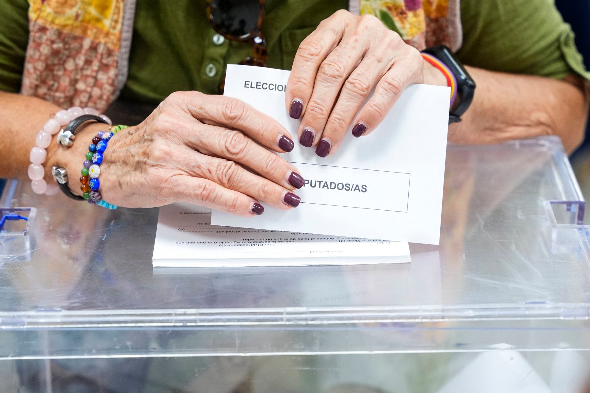 Detalle de una sobre antes de meterlo en la urna, a 9 de junio de 2024, en Sevilla (Andalucía, España). Hoy tienen lugar las elecciones europeas de 2024 en España. Más de 38 millones de españoles están llamados a pasar por las urnas en unos comicios en los que se eligen a 61 eurodiputados al Parlamento Europeo. El partido político más numeroso es el Partido Popular Europeo, con 177 parlamentarios, seguido del Grupo de la Alianza Progresista de Socialistas y Demócratas (143), mientras que el más pequeño es el grupo de la Izquierda, con 37 representantes.
