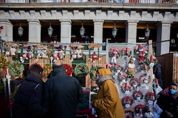 Un grupo de personas asiste al mercadillo navideño instalado en la madrileña plaza mayor. (Europa Press)