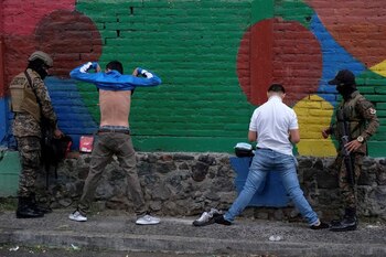 Imagen de archivo. Soldados registran