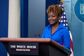 La secretaria de prensa de la Casa Blanca, Karine Jean-Pierre, hace declaraciones durante su conferencia de prensa diaria en la Casa Blanca, en Washington, el martes 2 de mayo de 2023. (AP Foto/Susan Walsh)