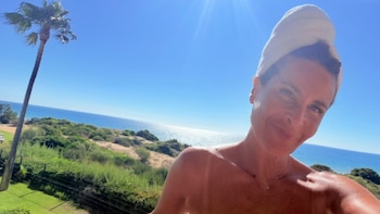 El refugio andaluz de Nuria Roca, Juan del Val y sus hijos este verano: un hotel de cinco estrellas con acceso directo a una playa histórica de Cádiz