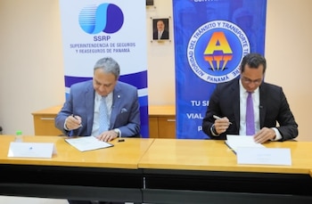 Firma del acuerdo entre Luis Enrique Bandera (der), superintendente de la Superintendencia de Seguros y Reaseguros de Panamá, y Nicolás Brea Kavasila, director general de la Autoridad de Tránsito y Transporte Terrestre. (ATTT)