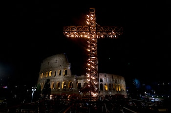 En Roma, el viacrucis nocturno