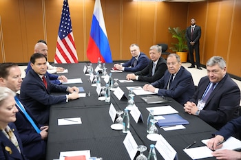 Una foto de mano disponible a través del servicio de prensa del Ministerio de Asuntos Exteriores ruso muestra al Ministro de Asuntos Exteriores ruso Sergey Lavrov (2-D) asistiendo a una reunión con el Secretario de Estado de EEUU Marco Rubio (3-I) (EFE)