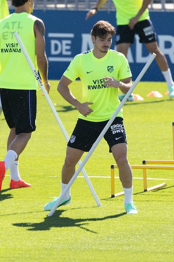 Julián Álvarez practicó junto al grupo y formará parte de la nómina del Atlético de Madrid para el clásico con el Real Madrid (EFE/ Sergio Pérez)