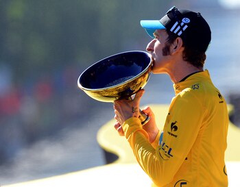 Bradley Wiggins con el trofeo