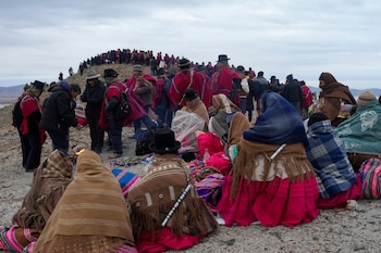 Indígenas aymaras asisten a un