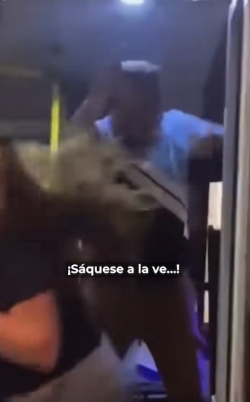 El enfrentamiento ocurrido en una unidad del transporte público de Morelos provocó miles de reacciones en internet y derivó en la suspensión del chofer involucrado. (Captura de pantalla)