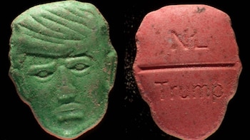 Una pastilla verde con forma de rostro y una pastilla roja con las inscripciones NL y Trump sobre fondo negro