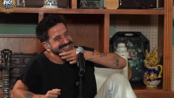 El cantante interpretó el tema en una versión “villera”, un giro que sorprendió a sus seguidores peruanos.