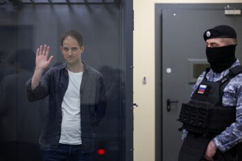 ARCHIVO - El reportero del Wall Street Journal, Evan Gershkovich, en una celda de cristal en una sala del Primer Tribunal de Apelaciones de Jurisdicción General, en Moscú, Rusia, el 23 de abril de 2024 (REUTERS/Tatyana Makeyeva/File Photo)