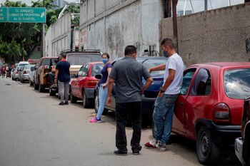 Largas colas por gasolina en