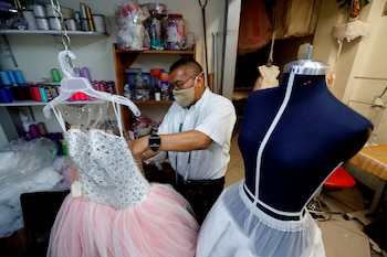 Un sastre confecciona vestidos de