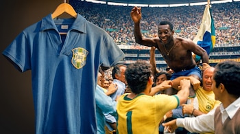 Camiseta azul de fútbol con escudo CBD y percha de madera a la izquierda; Pelé sonriente, sin camiseta, en hombros de personas en un estadio con público.